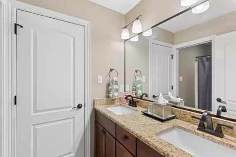 Bath - 421 W Sandhurst Dr, Valparaiso, IN 46385 photo 5 of 6
