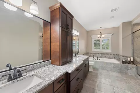 Bath - 421 W Sandhurst Dr, Valparaiso, IN 46385 photo 2 of 6