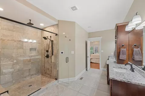 Bath - 421 W Sandhurst Dr, Valparaiso, IN 46385 photo 3 of 6