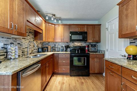 136 Carey Ct, Bardstown, KY 40004 photo 3