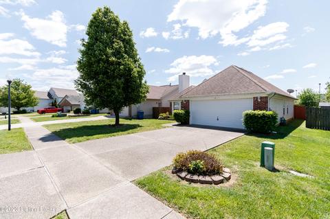 6814 Woodhaven Place Dr, Louisville, KY 40218