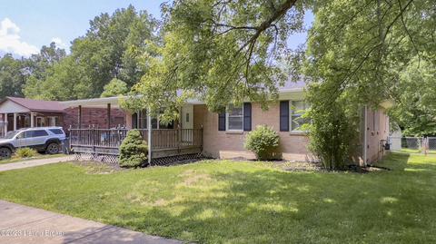 8002 Candleglow Ln, Louisville, KY 40214