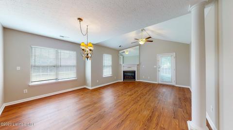 6812 Casey Pl, Louisville, KY 40229