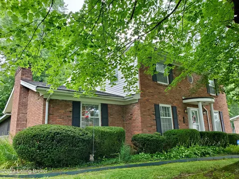 3813 Crestridge Dr, Louisville, KY 40272