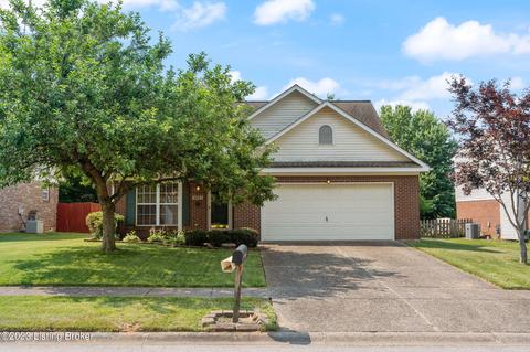 4827 Oak Pointe Dr, Louisville, KY 40245