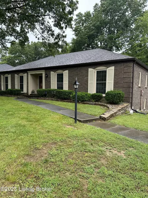 9002 Lakeridge Dr, Louisville, KY 40272