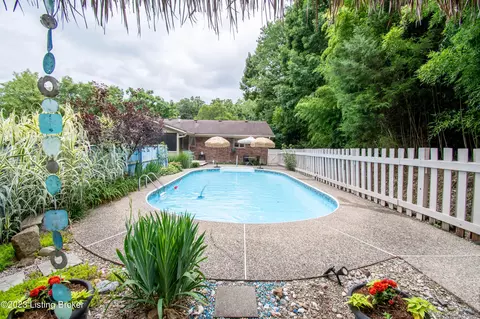 1207 Quaker Ct, Louisville, KY 40214