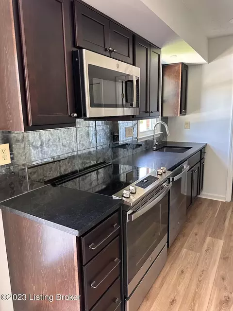 8305 Damascus Cir, Louisville, KY 40228