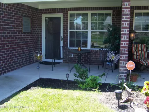 6600 Eagle Wood Dr, Louisville, KY 40272