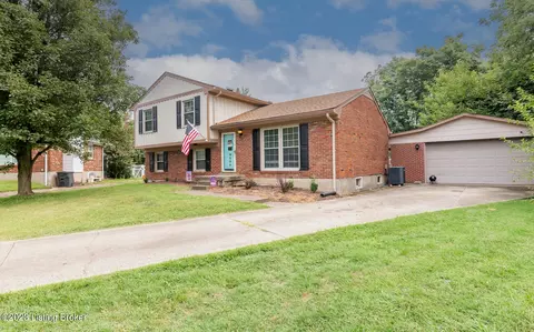 8205 Chickering Way, Louisville, KY 40228