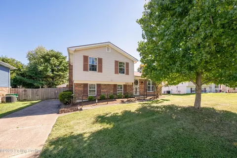 3812 Riveroaks Ln, Louisville, KY 40241