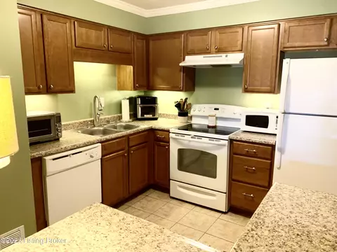900 La Fontenay Ct, Louisville, KY 40223