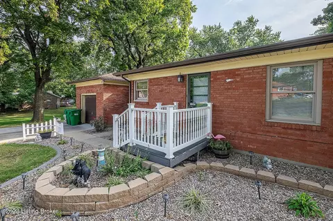 7401 Tangelo Dr, Louisville, KY 40228