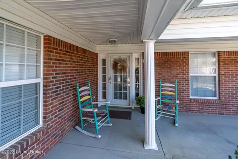 7608 Stovall Pl, Louisville, KY 40228