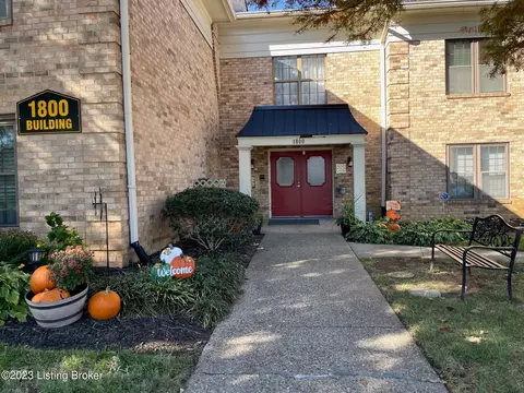 1800 Manor House Dr #209, Louisville, KY 40220