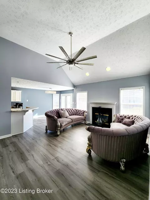 13003 Mills Edge Ct, Louisville, KY 40272