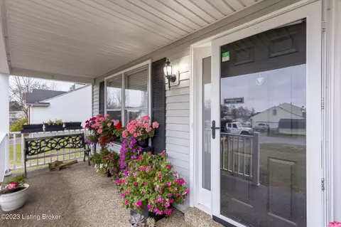 8507 Confederate Place Dr, Pewee Valley, KY 40056