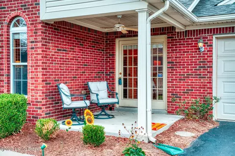 5102 April Lake Ct, Louisville, KY 40272