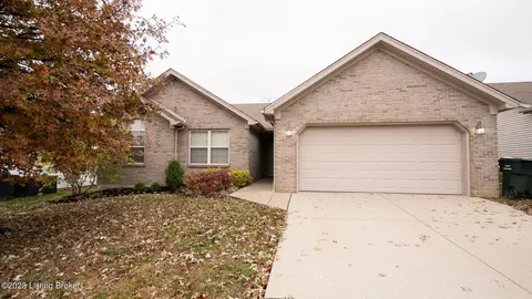 3807 Crown Ridge Ln, Jeffersonville, IN 47130