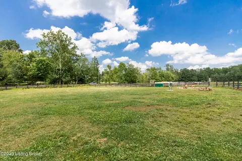 12404 Lucas Ln, Anchorage, KY 40223