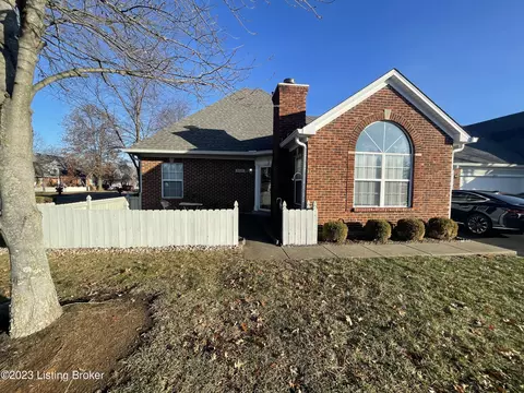 8000 Greenhurst Ct, Louisville, KY 40299