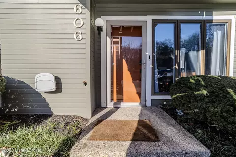 606 Ledgeview Park Dr, Louisville, KY 40206