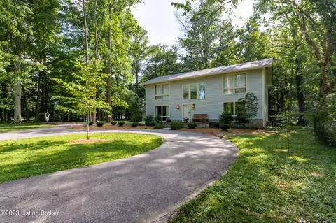 800 Surrey Ln, Anchorage, KY 40223