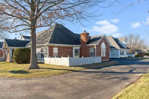 8126 Meadowgreen Pl, Louisville, KY 40299