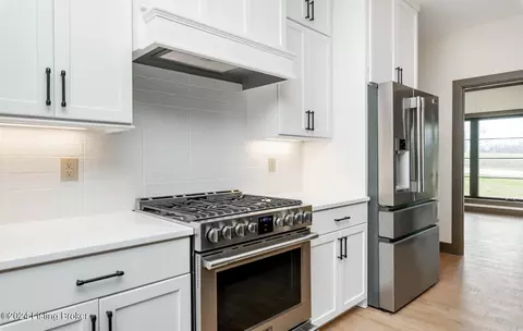 Kitchen - 5560 Old Vincennes Rd, Floyds Knobs, IN 47119 photo 7 of 18