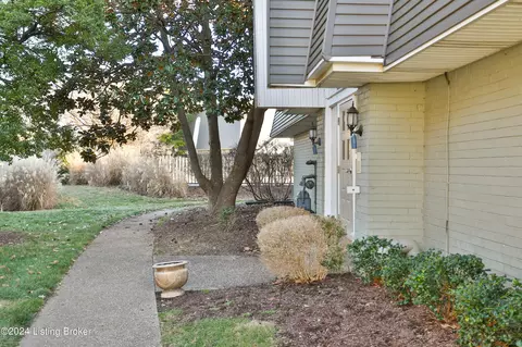 808 La Fontenay Ct, Louisville, KY 40223