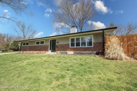 5811 Bonfire Dr, Louisville, KY 40207