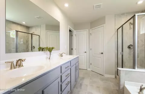 Bath - 4119 Cobblestone Ln, La Grange, KY 40031 photo 5 of 8