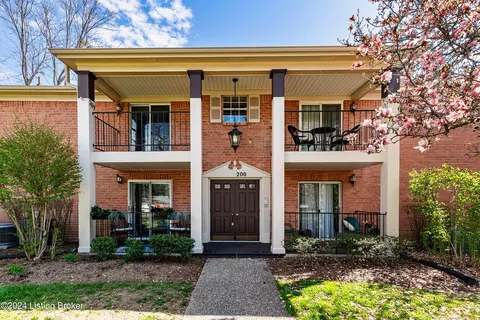 207 Forest Park Rd, Louisville, KY 40223