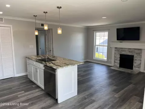 3724 Charter Oaks Dr #4, Louisville, KY 40241