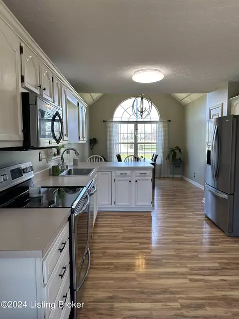 Kitchen - 357 Bates Ln, Shepherdsville, KY 40165 photo 1 of 5