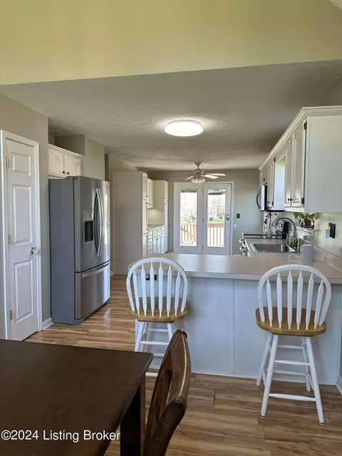 Kitchen - 357 Bates Ln, Shepherdsville, KY 40165 photo 4 of 5