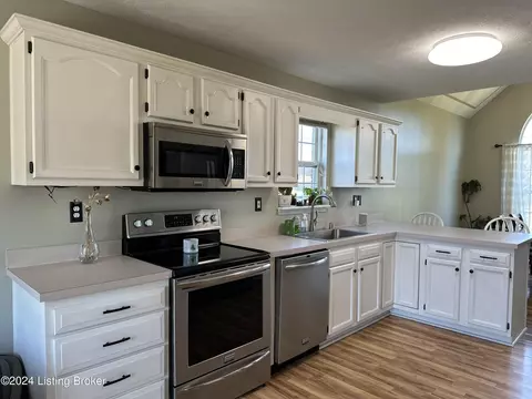Kitchen - 357 Bates Ln, Shepherdsville, KY 40165 photo 2 of 5