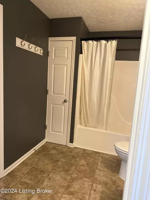 Bath - 357 Bates Ln, Shepherdsville, KY 40165 photo 2 of 5