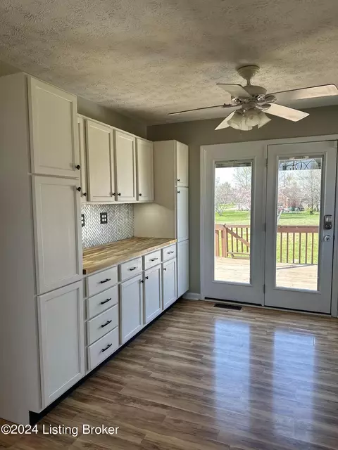 Kitchen - 357 Bates Ln, Shepherdsville, KY 40165 photo 3 of 5