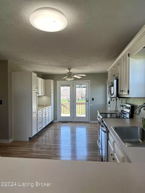 Kitchen - 357 Bates Ln, Shepherdsville, KY 40165 photo 5 of 5