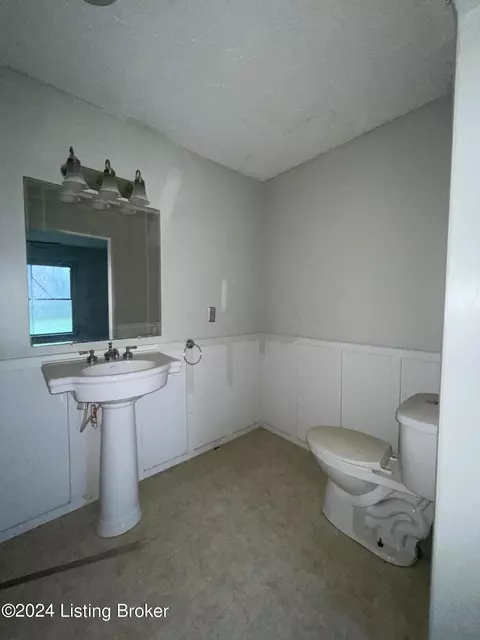 Bath - 810 Thomas Hill Rd, Madison, IN 47250 photo 3 of 4