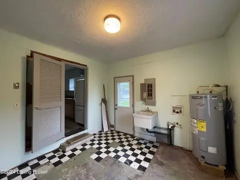 Bath - 810 Thomas Hill Rd, Madison, IN 47250 photo 1 of 4