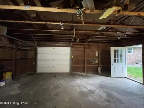 Exterior - 810 Thomas Hill Rd, Madison, IN 47250 photo 5 of 11