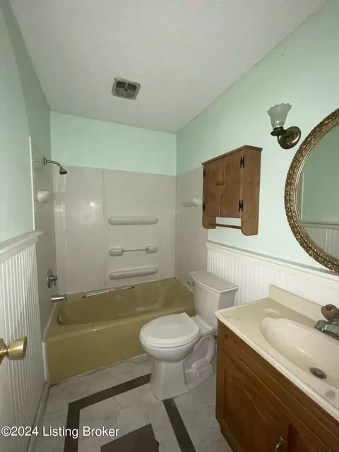 Bath - 810 Thomas Hill Rd, Madison, IN 47250 photo 2 of 4