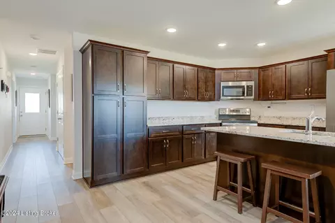 6715 Eagle Wood Dr, Louisville, KY 40272