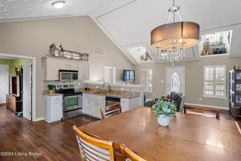 Kitchen - 154 Cornucopia Ct, Mount Washington, KY 40047 photo 2 of 5