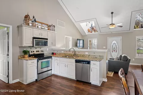 Kitchen - 154 Cornucopia Ct, Mount Washington, KY 40047 photo 3 of 5