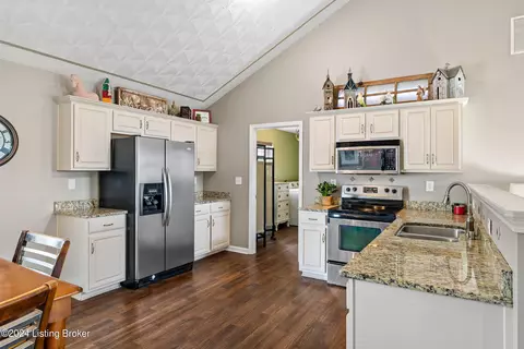Kitchen - 154 Cornucopia Ct, Mount Washington, KY 40047 photo 5 of 5