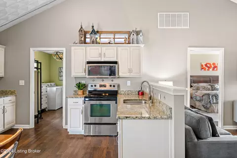 Kitchen - 154 Cornucopia Ct, Mount Washington, KY 40047 photo 4 of 5