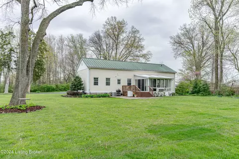 3814 Old School House Rd, Louisville, KY 40229